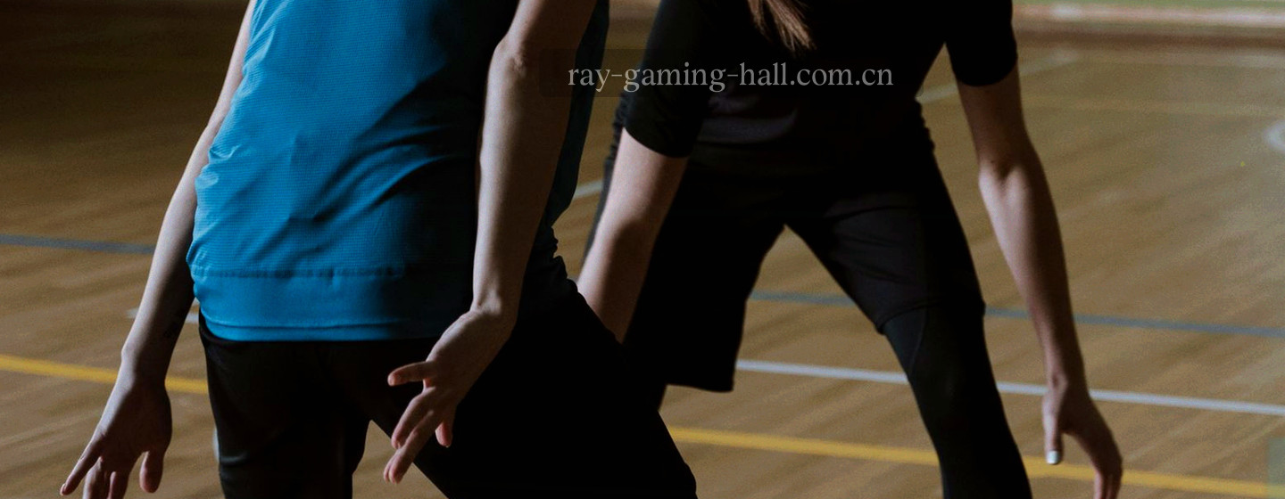 观众沿斜向入场通道走向RAY电竞馆检票区